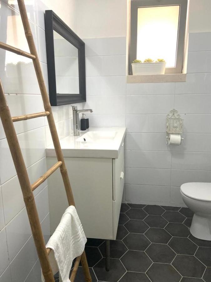 אירוח השקד - 10דק' משדה התעופה Apartment Giv'at Koach Екстериор снимка